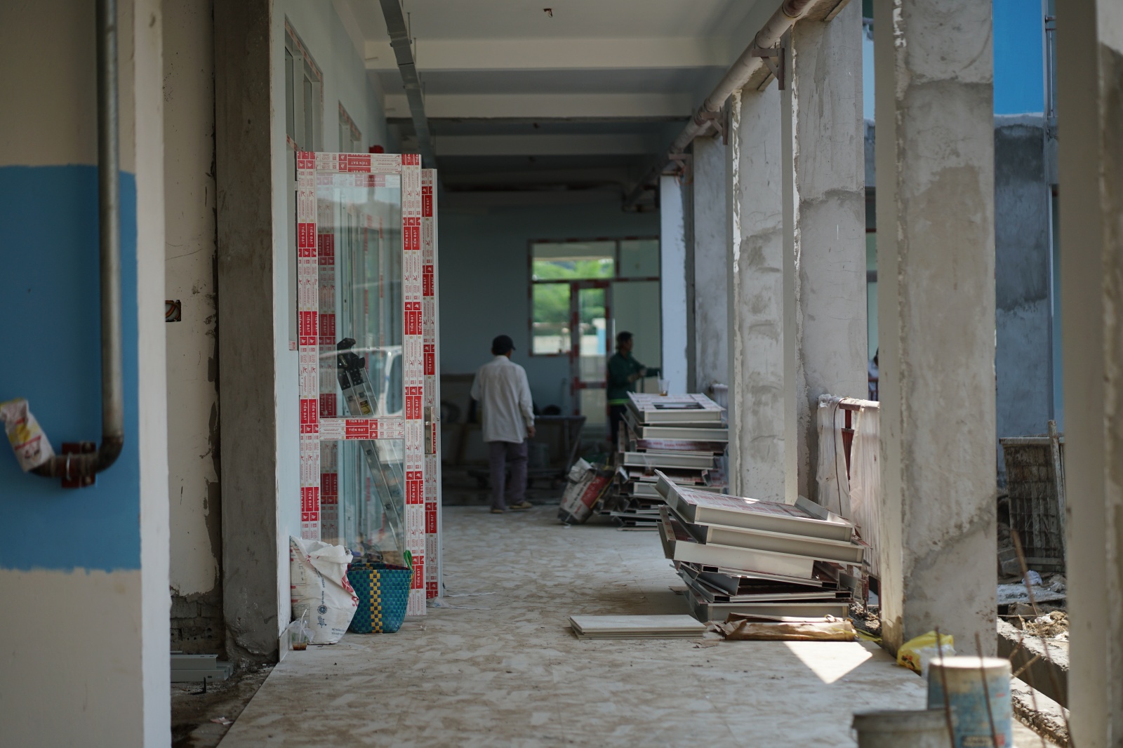 Ngắm ngôi trường tiểu học trên đất nghĩa trang lớn nhất TPHCM đã thành hình: Phụ huynh mong ngày con được đi học- Ảnh 13. Ngắm ngôi trường tiểu học trên đất nghĩa trang lớn nhất TPHCM đã thành hình: Phụ huynh mong ngày con được đi học- Ảnh 13.