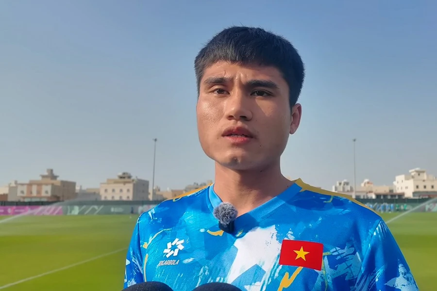 Phi Hoàng trả lời phỏng vấn truyền thông trước buổi tập. ẢNH: VFF phi-hoang.jpg