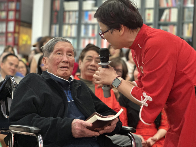 Nhà báo Hồng Tuyến (phải) bên bố. Ảnh: Hà Thu