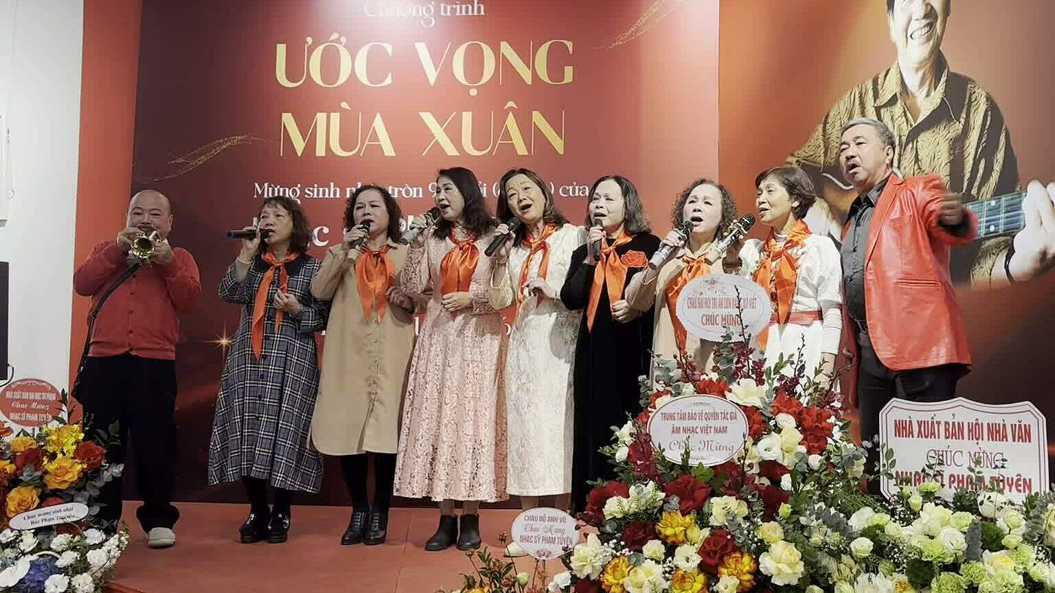 Các thành viên câu lạc bộ thiếu nhi Hà Nội hát 'Tiến lên đoàn viên'