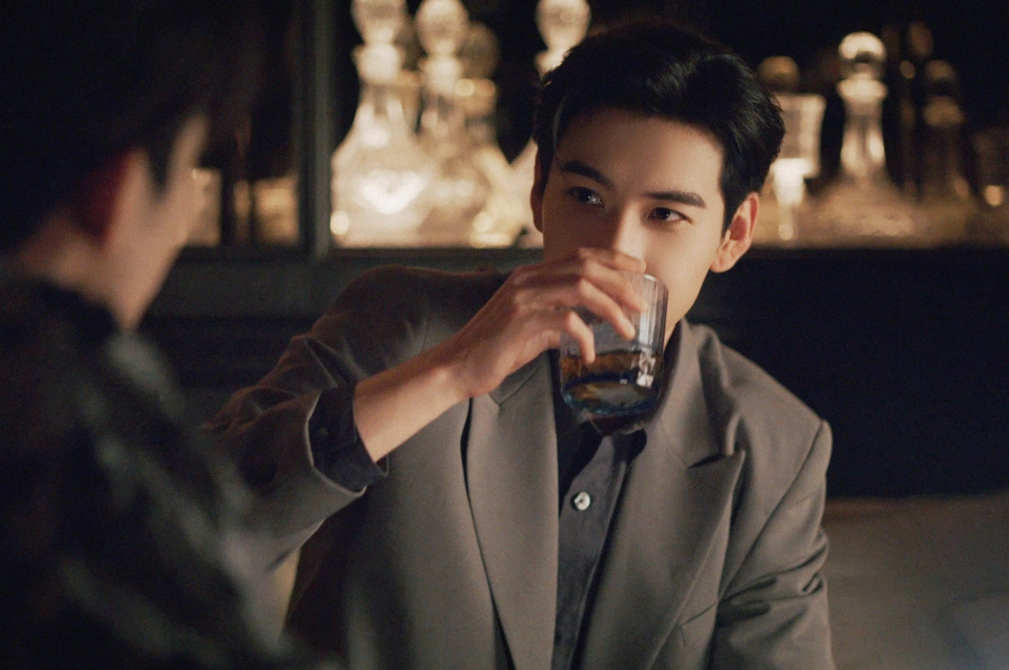 Trung Quốc hiện tại tìm đâu ra tổng tài đẹp hơn thế này: Người đâu mà sang dữ dội, đến ngón tay cũng là tuyệt tác- Ảnh 3. Trung Quốc hiện tại tìm đâu ra tổng tài đẹp hơn thế này: Người đâu mà sang dữ dội, đến ngón tay cũng là tuyệt tác- Ảnh 3.