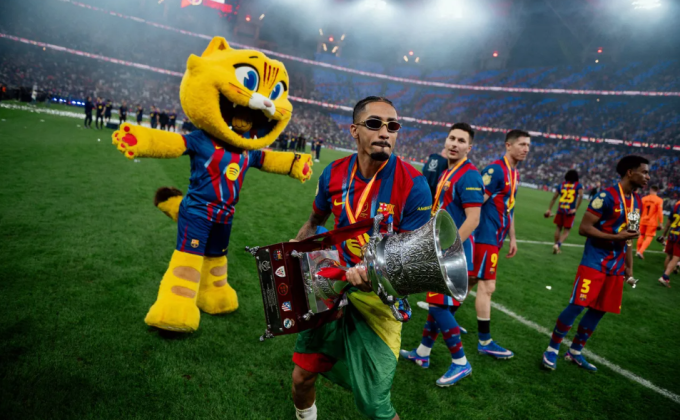 Raphinha ăn mừng sau trận. Ảnh: FC Barcelona