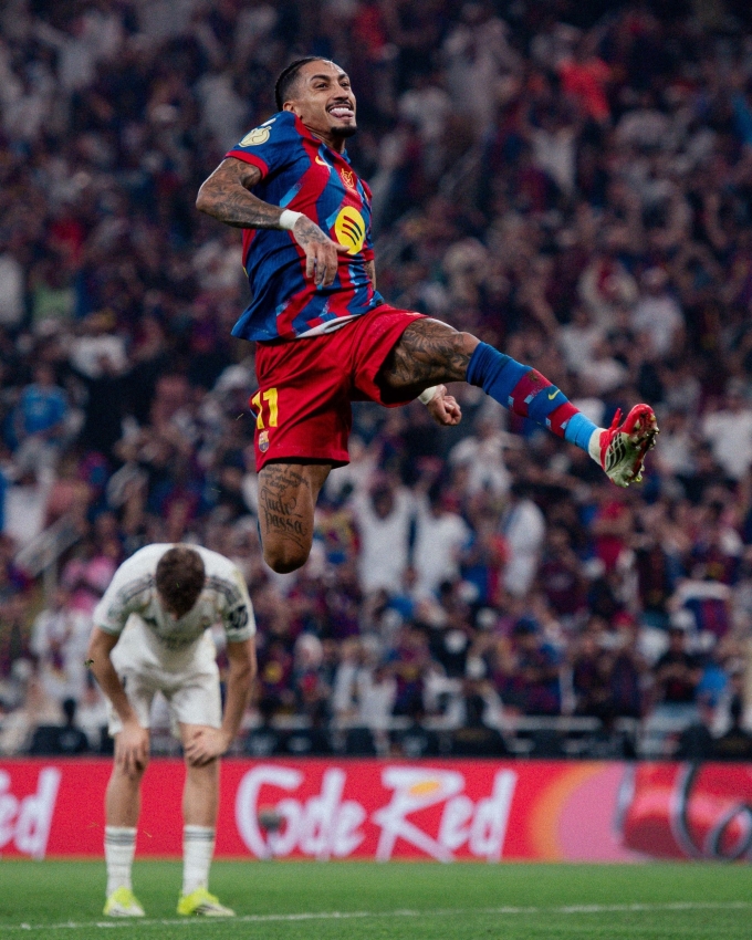 Raphinha phấn khích sau khi ghi bàn vào lưới Real ở chung kết Siêu Cup Tây Ban Nha. Ảnh: FC Barcelona