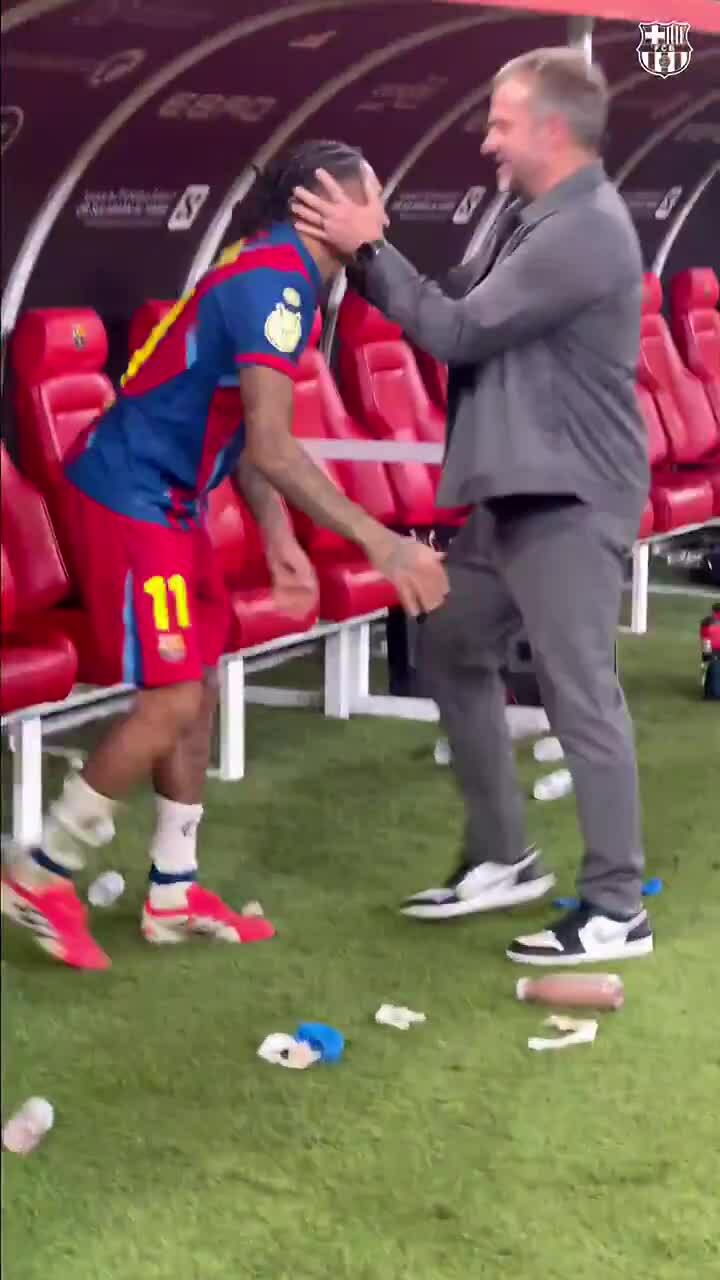 Raphinha chia vui với HLV Hansi Flick sau khi thắng Real ở Siêu Cup Tây Ban Nha