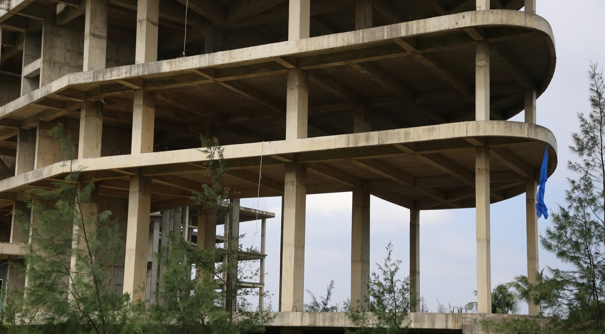 Giao đất vàng ven biển Đồng Hới, tỉnh nhận lại 2 khối bê tông hoang phế sừng sững? - Ảnh 1.