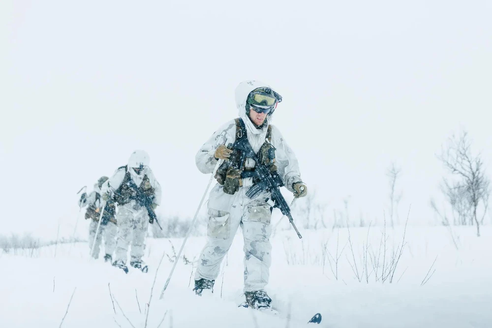 Binh sĩ hoạt động tại Bắc Cực đối mặt nhiều thách thức. Ảnh: LỰC LƯỢNG VŨ TRANG NA UY 1800x1200 (1).jpg