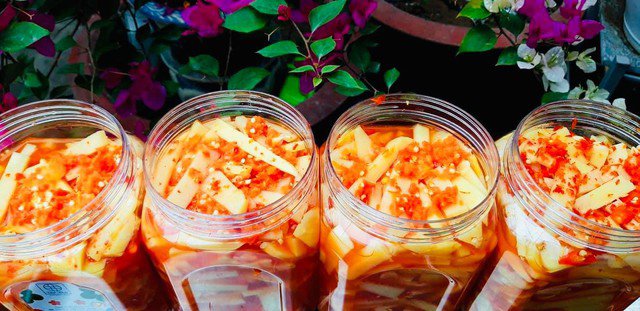 Vì trong măng chứa nhiều độc tố có thể gây hại cho sức khỏe, bạn nên tránh ăn măng ngâm giấm chưa đủ thời gian, măng vẫn giữ màu xanh và không có mùi chua.