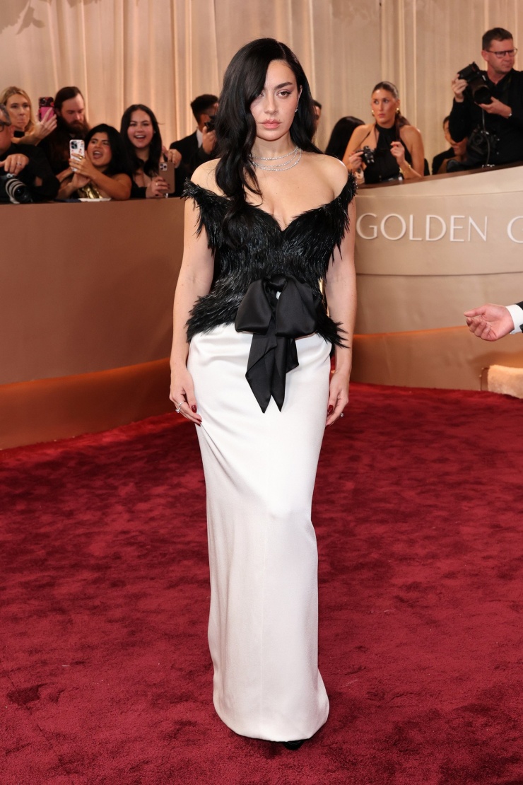 Không hở hang như những người trên, chiếc váy Saint Laurent của Charli XCX cũng không được yêu thích vì phần thiết kế lông vũ đen trông kỳ quặc. Ảnh: Getty Images.