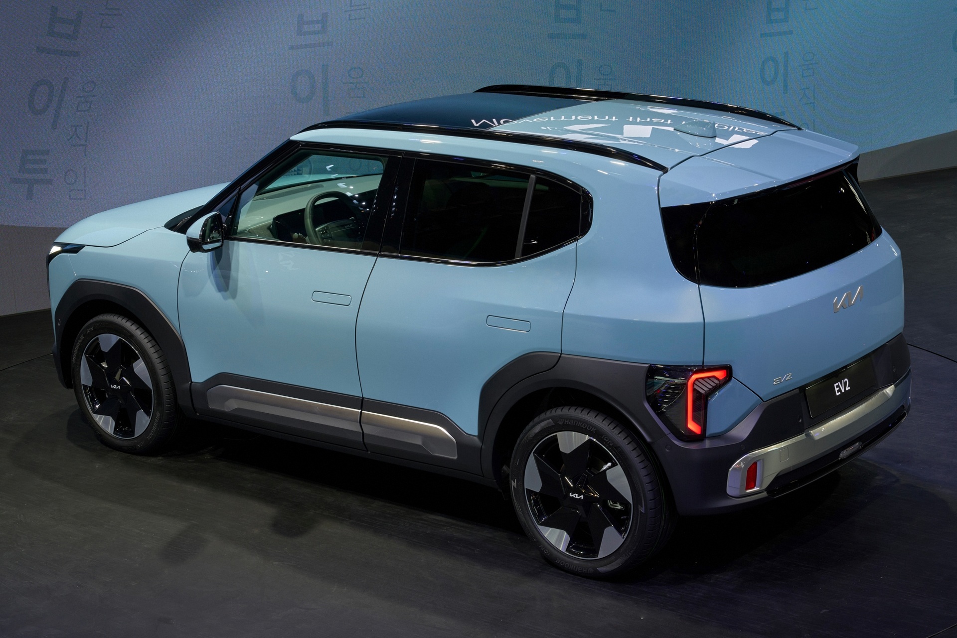 SUV điện rẻ nhất của Kia ra mắt, đi tối đa 450 km/lần sạc - 2