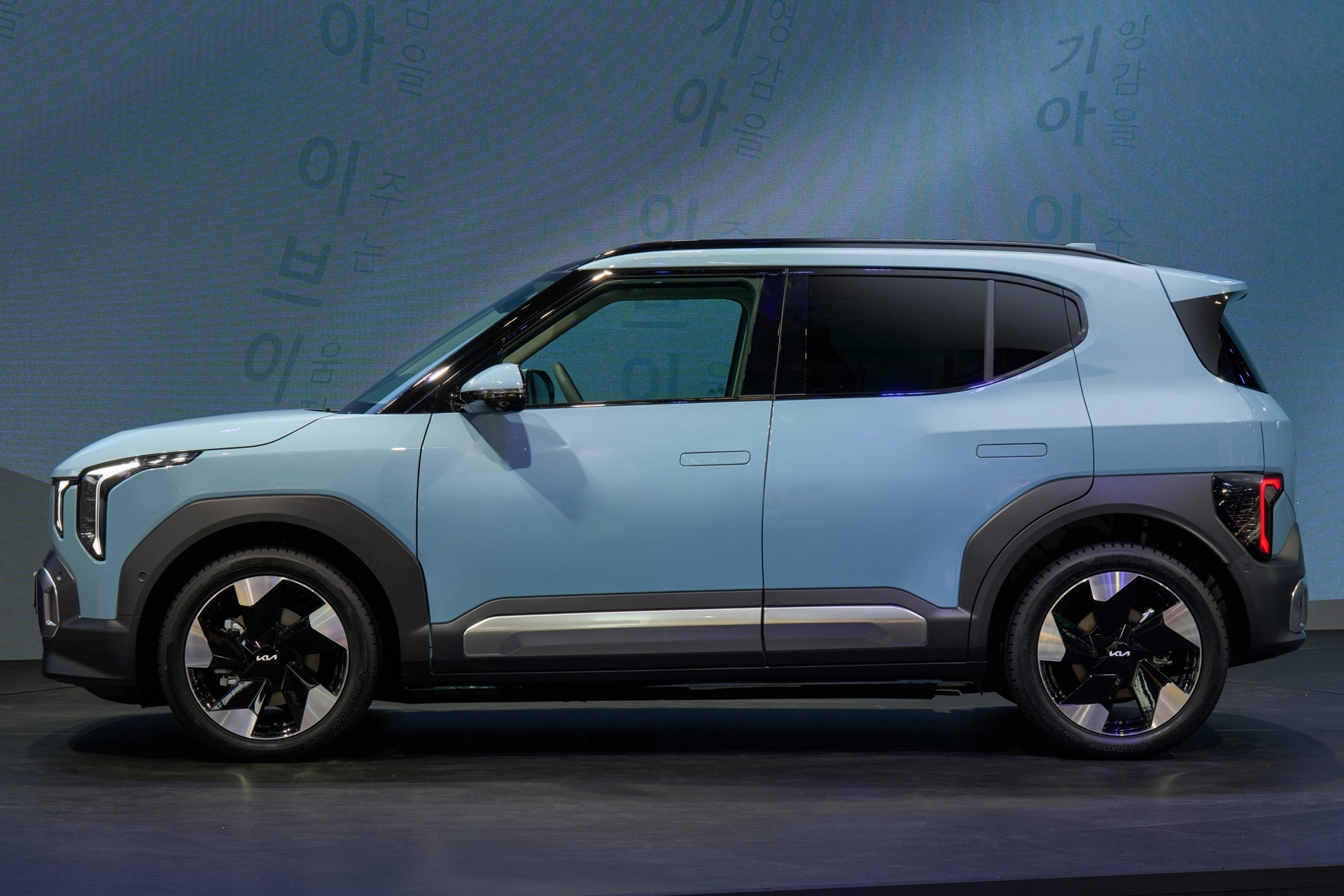 SUV điện rẻ nhất của Kia ra mắt, đi tối đa 450 km/lần sạc - 4