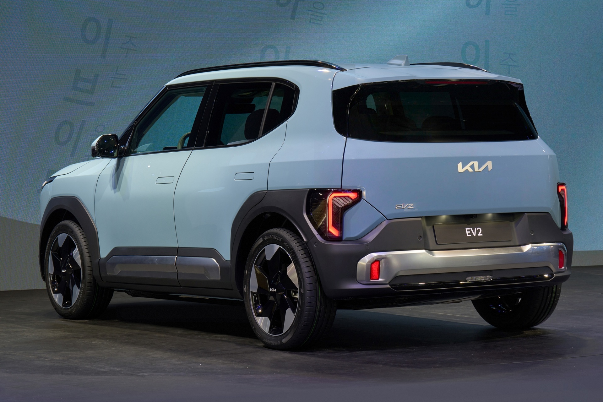 SUV điện rẻ nhất của Kia ra mắt, đi tối đa 450 km/lần sạc - 5