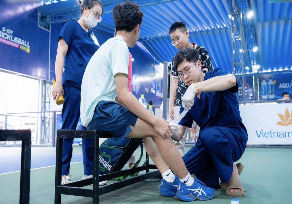 Những chiếc áo blouse trắng đặc biệt tại các giải đấu, sân chơi ở TPHCM - 4