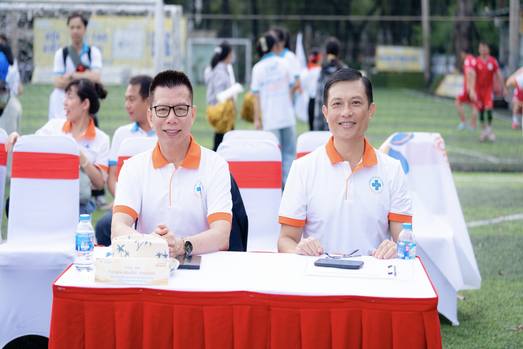 Những chiếc áo blouse trắng đặc biệt tại các giải đấu, sân chơi ở TPHCM - 5