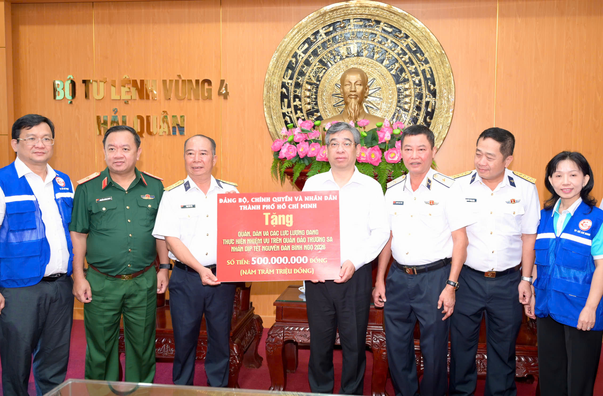 Lãnh đạo TPHCM thăm cán bộ chiến sĩ và nhân dân trên quần đảo Trường Sa - Ảnh 4.