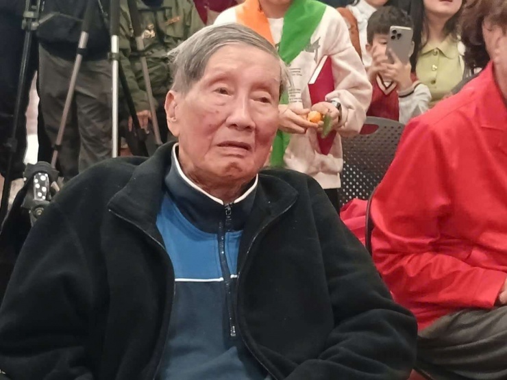 Bước qua tuổi 96, nhạc sĩ Phạm Tuyên vẫn minh mẫn dù sức khỏe yếu đi nhiều. Ảnh: HH