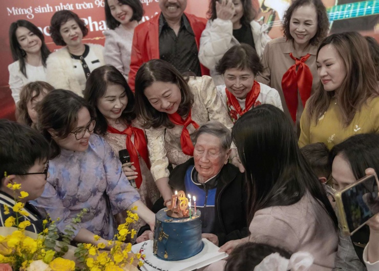 Nhạc sĩ Phạm Tuyên thổi nến mừng sinh nhật tuổi 96. Ảnh: HH