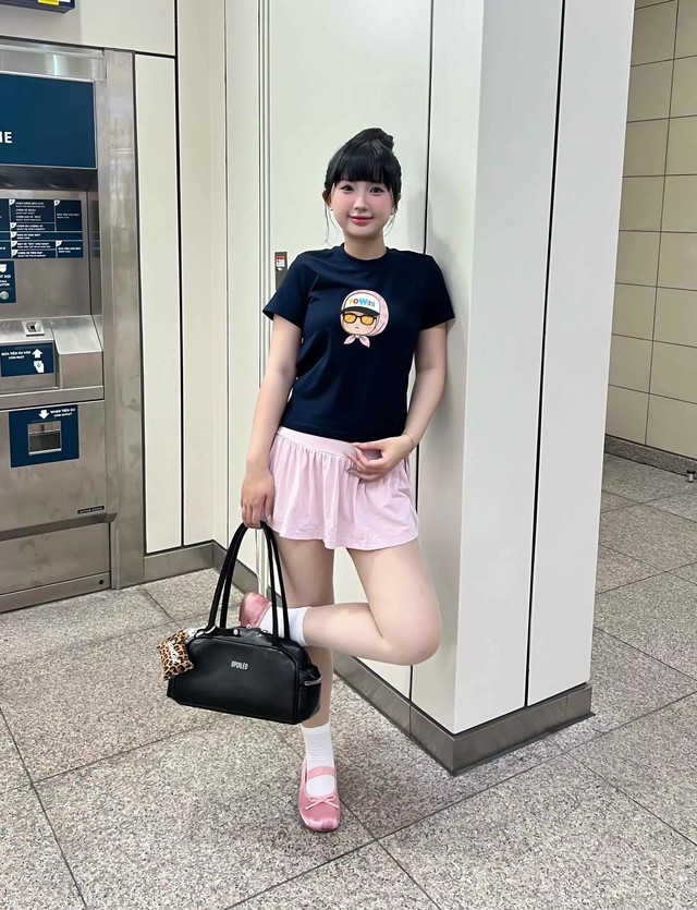 Duyên dáng nổi bật khi kết hợp áo thun và túi xách thời trang - Ảnh 5.