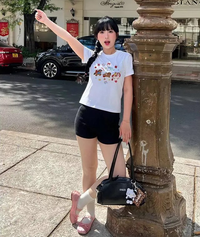 Duyên dáng nổi bật khi kết hợp áo thun và túi xách thời trang - Ảnh 6.