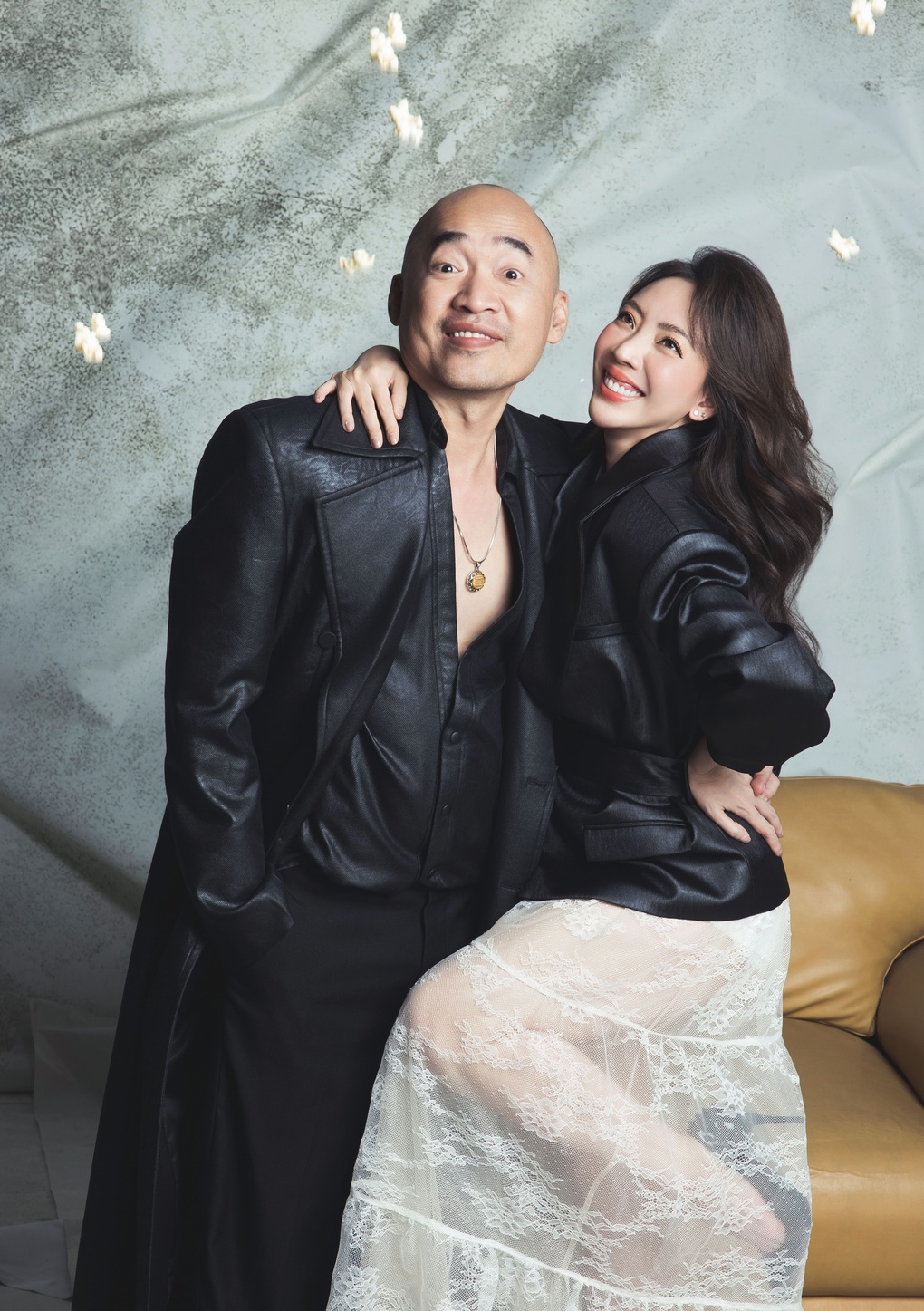 Tiến Luật cầu hôn Thu Trang bằng bánh bao, 15 năm sau tặng nhẫn kim cương - 3