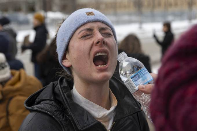 Người biểu tình rửa mắt sau khi ICE bắn đạn hơi cay ở Minneapolis, bang Minneasota, ngày 12/1. Ảnh: AFP