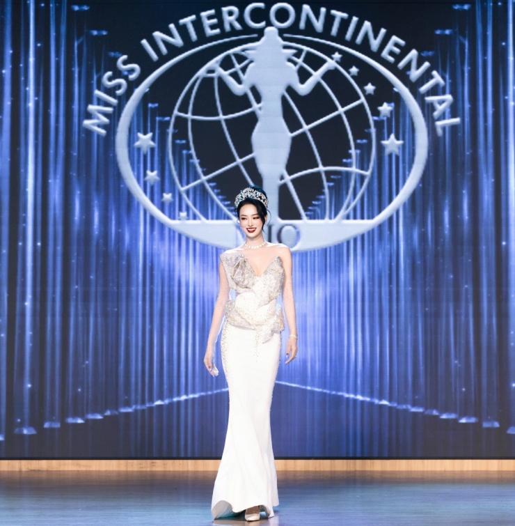 Quế Anh, Lê Hoàng Phương đọ dáng trên thảm đỏ - 5