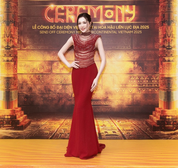 Quế Anh, Lê Hoàng Phương đọ dáng trên thảm đỏ - 8