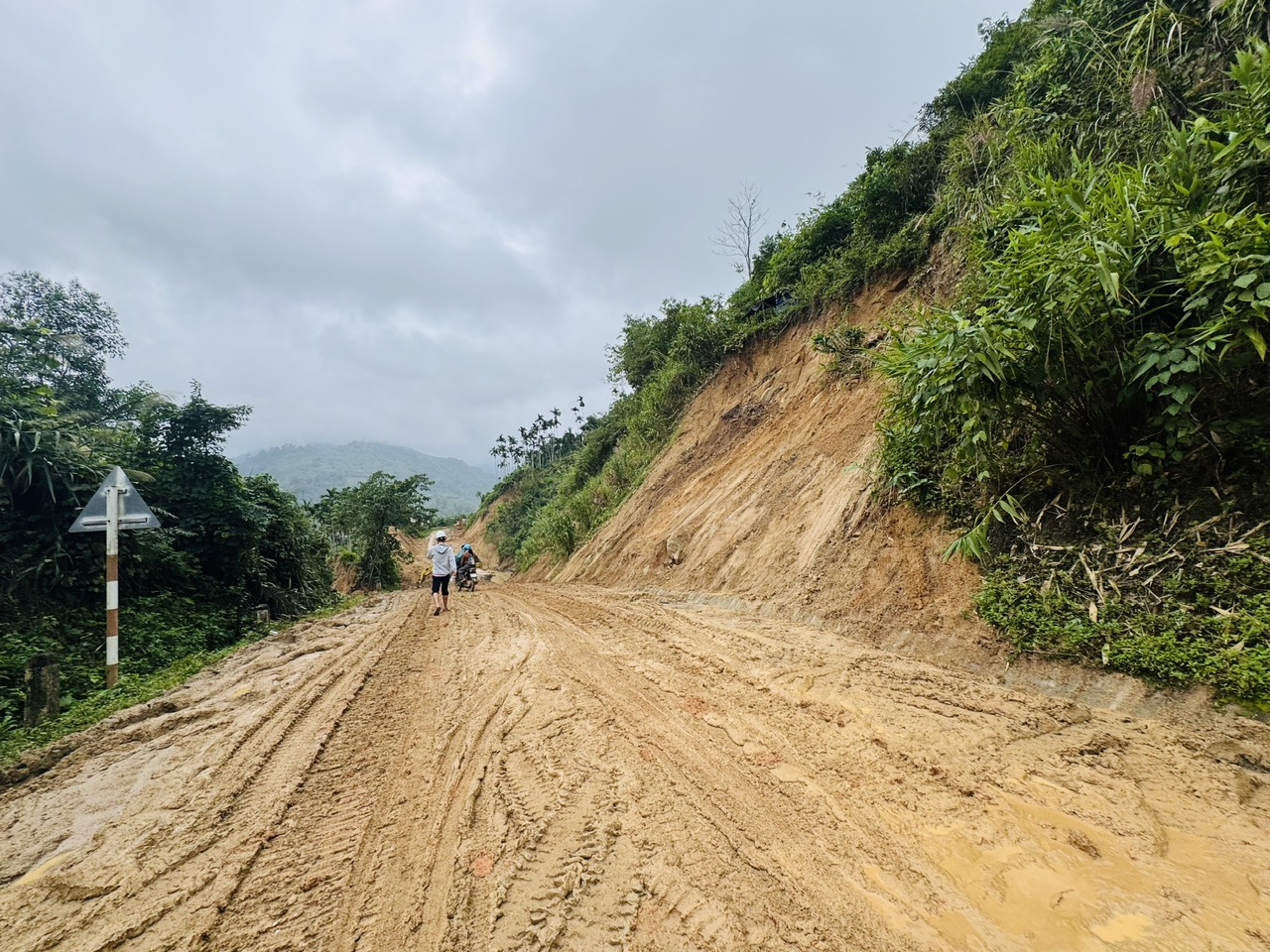 Quảng Ngãi: Hạ tầng giao thông liên kết đông - tây còn nhiều bất cập- Ảnh 3.