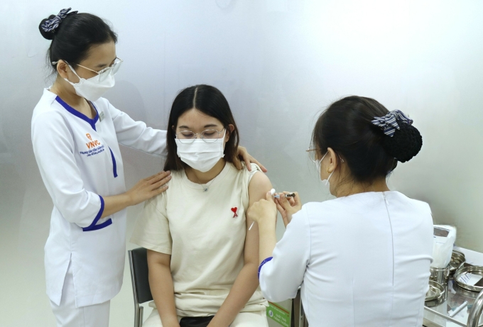 Một nhân viên spa tại TP HCM tiêm phòng HPV tại Trung tâm VNVC Sunrise Quận 7. Ảnh: Bình An