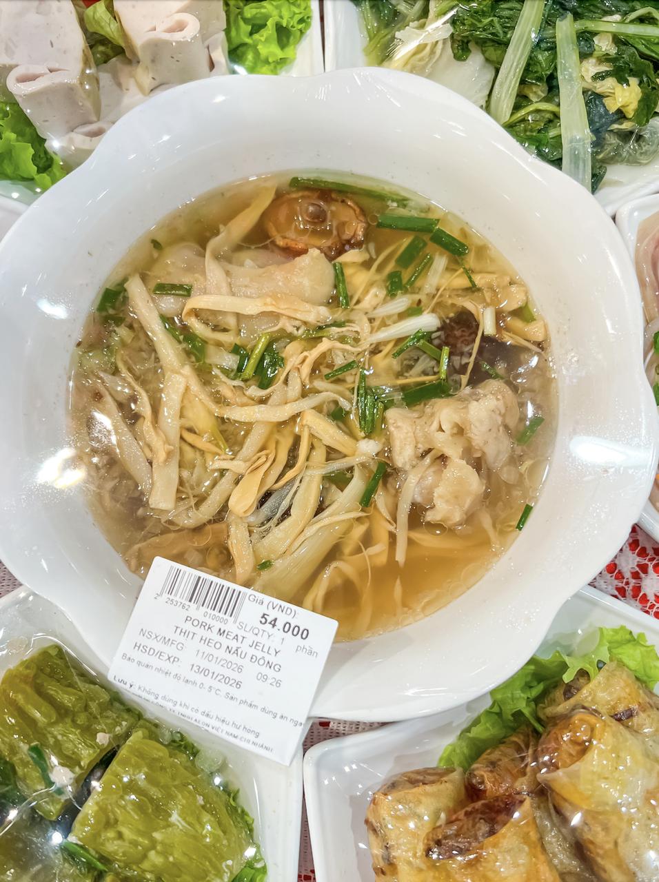 Quầy hàng trong siêu thị Aeon Mall được nhiều người quan tâm- Ảnh 4.