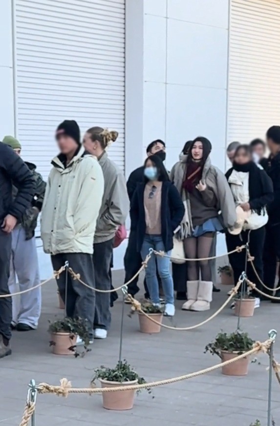 Một tháng sau lễ ăn hỏi, cô được bắt gặp cùng ông xã Minh Hoàng du lịch Nhật Bản sau Tết Nguyên đán. Khoảnh khắc á hậu và chồng có mặt tại sân bay quốc tế Narita hay xếp hàng vào tham quan bảo tàng nghệ thuật kỹ thuật số ở Tokyo, được lan truyền trên mạng xã hội Facebook, TikTok.