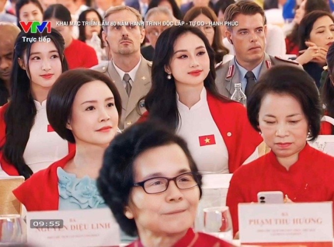 Sau đó ít ngày, 'nàng dâu tỷ phú' xuất hiện cùng gia đình chồng tại khai mạc Triển lãm 80 năm thành tựu đất nước, diễn ra ở Đông Anh. Cô mặc áo dài trắng, ngồi phía sau hàng ghế của mẹ chồng - bà Phạm Thu Hương.