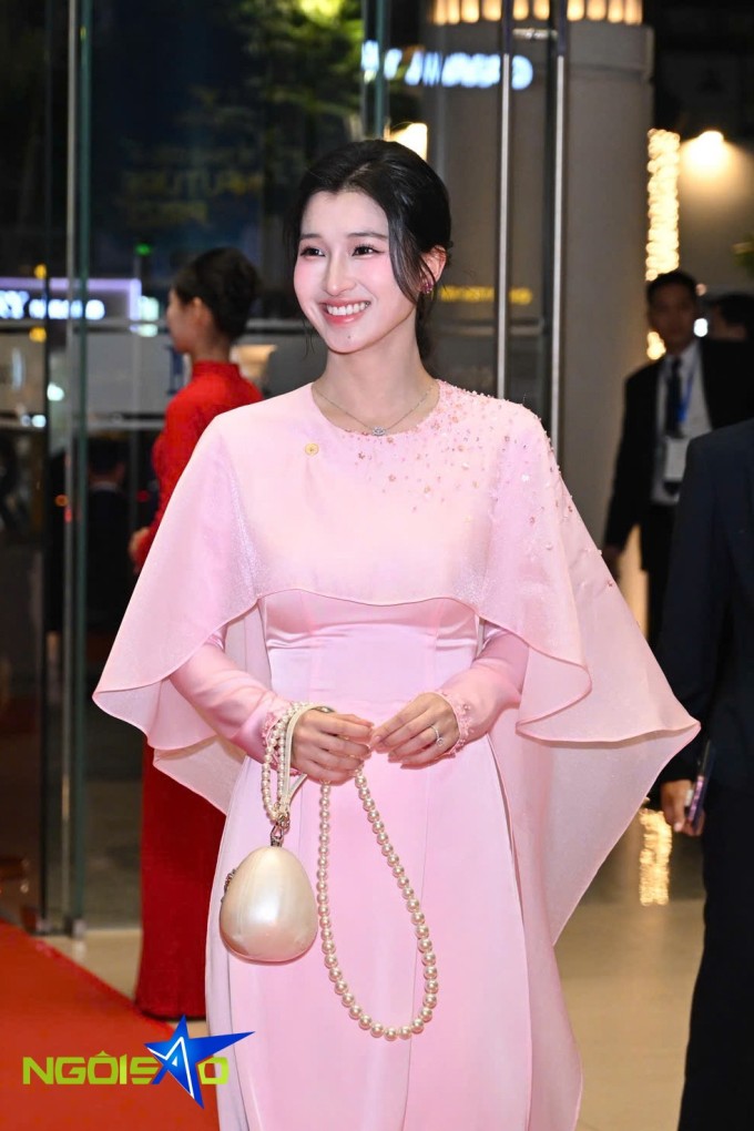 Tại lễ trao giải Khoa học - Công nghệ toàn cầu VinFuture 2025 diễn ra tại Nhà hát Hồ Gươm (Hà Nội) tối 5/12/2025, Phương Nhi xuất hiện rạng rỡ. Cô diện áo dài màu hồng ôm dáng, thân trên cách điệu dáng cape theo phong cách quý tộc. Hồi tháng 10, Phương Nhi được công bố là cổ đông tại công ty của nhà chồng tỷ phú, sở hữu 1% vốn tại Vin New Horizon - công ty mới thành lập, quản lý khu đô thị hưu trí cao cấp ở Cần Giờ.