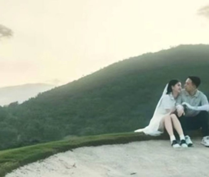 Gần đây, mạng xã hội lan truyền bức hình được cho là ảnh cưới của Phương Nhi và doanh nhân Minh Hoàng. Theo nguồn tin của Ngôi Sao, sau một năm ăn hỏi, cả hai sẽ tổ chức đám cưới trong tháng Một, tại khu resort sang trọng thuộc sở hữu của tập đoàn nhà chú rể.