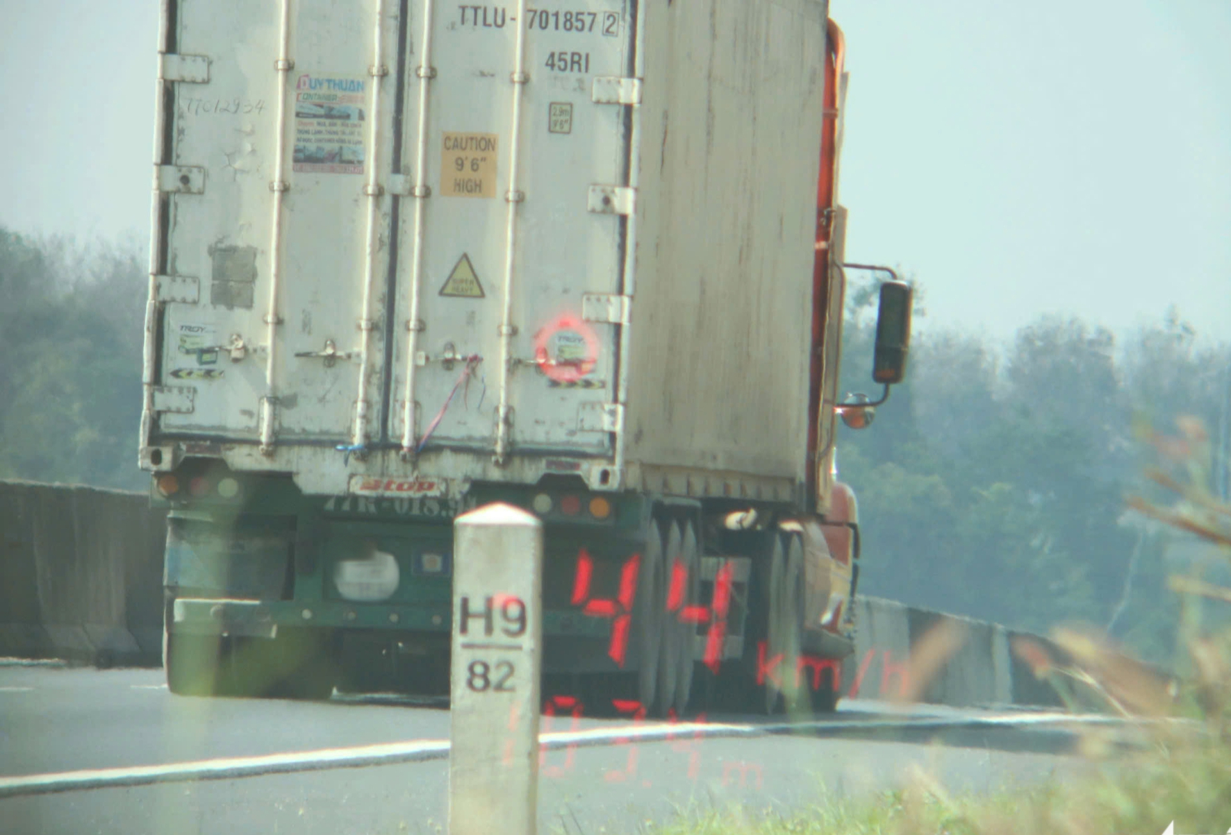 CSGT xử lý xe bồn, container... chạy 'rùa bò' trên cao tốc Phan Thiết - Dầu Giây - Ảnh 3.