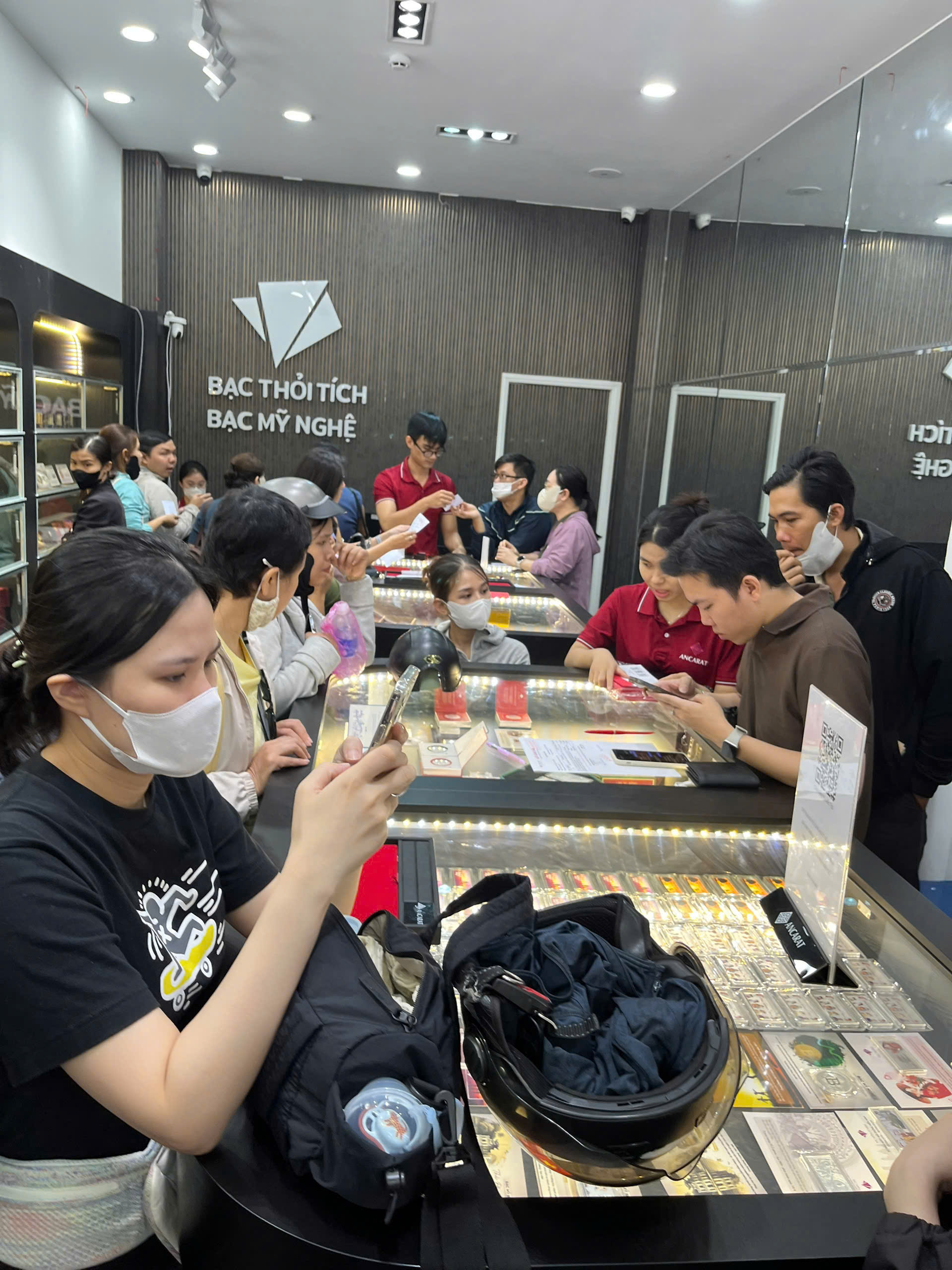 Giá vàng thế giới tiến sát mốc 4.600 USD/ounce, trong nước tăng 2,2 triệu đồng/lượng 2 Giá vàng - Ảnh 2.