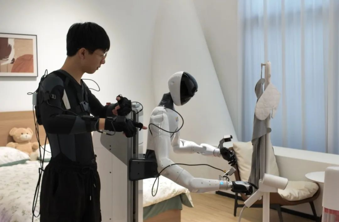 Robot hình người đang được huấn luyện ủi quần áo. Ảnh: WEHDZ