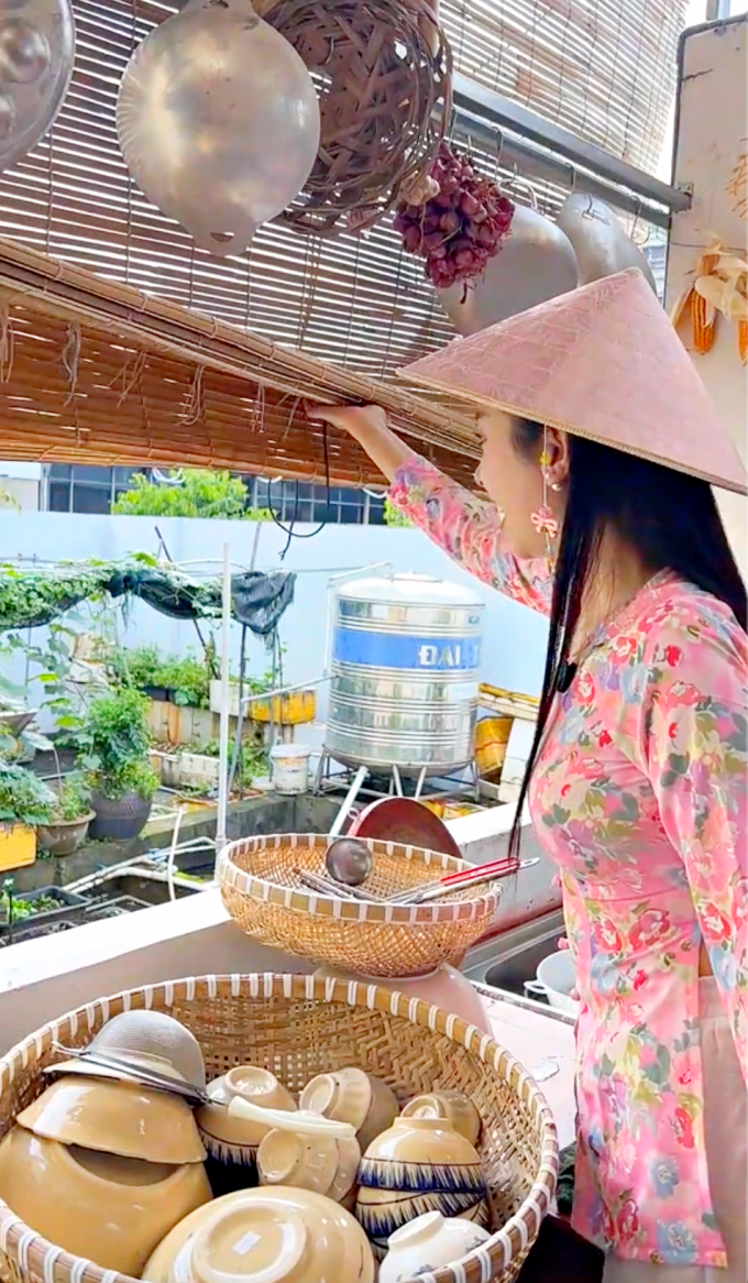 Căn bếp của Thúy An có hướng nhìn ra khu vườn.