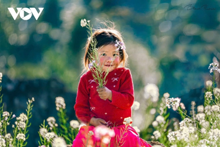 Sự ngây thơ, trong trẻo của trẻ con đối lập với sự hùng vĩ, khắc nghiệt của núi rừng.