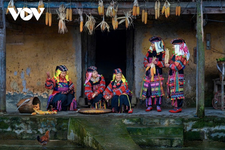 Rời Thẩm Mã, lạc bước vào Lô Lô Chải hay Lao Xa, ta bắt gặp những nếp nhà trình tường màu đất nung, mái ngói âm dương phủ rêu phong. Ở đó, thời gian dường như ngưng đọng trên những nếp nhăn của các bà, các mẹ.