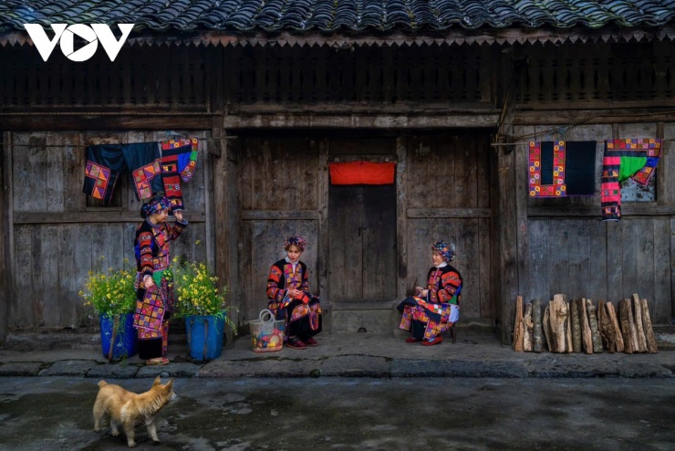 Nụ cười móm mém nhưng rạng, cho thấy hạnh phúc không nằm ở vật chất, mà nằm ở sự sẻ chia, tình bạn già và sự an yên trong tâm hồn giữa thiên nhiên đại ngàn.