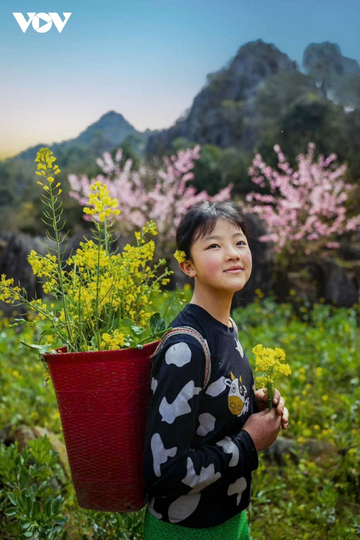 Khép lại hành trình, thứ còn lại mãi không phải là sự hùng vĩ của mây trời, mà là ánh mắt trong veo của những đứa trẻ và nụ cười bình thản của người già. Họ chính là linh hồn, là ngọn lửa ấm áp sưởi ấm cả cao nguyên đá lạnh giá này.
