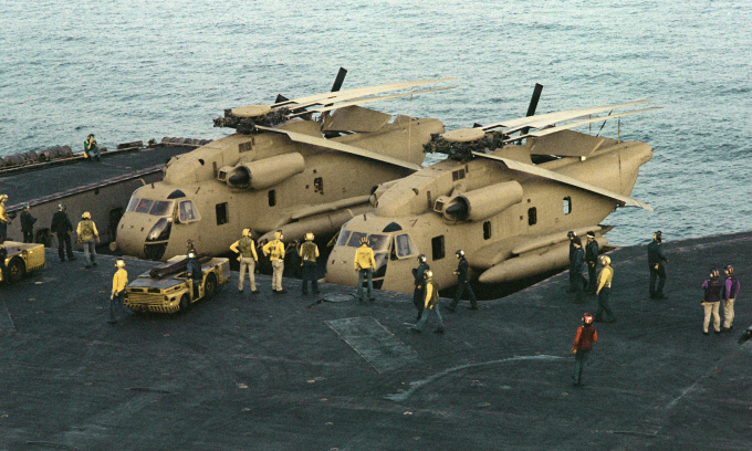 Các trực thăng RH-53D trên tàu sân bay Nimitz ở Biển Arab ngày 24/4/1980. Ảnh: BQP Mỹ