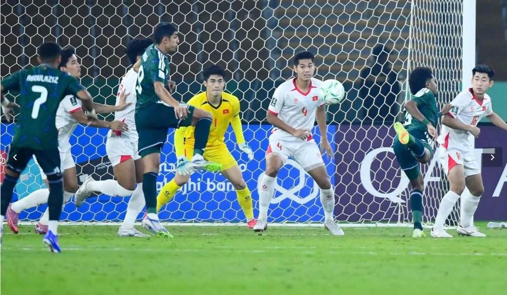 Thủ môn Trung Kiên làm nản lòng các chân sút chủ nhà. Ảnh: TAFC. nuoc-co-tao-bao-cua-hlv-kim-sang-sik-va-khoanh-khac-vang-cua-sieu-du-bi-dinh-bac (2).jpg