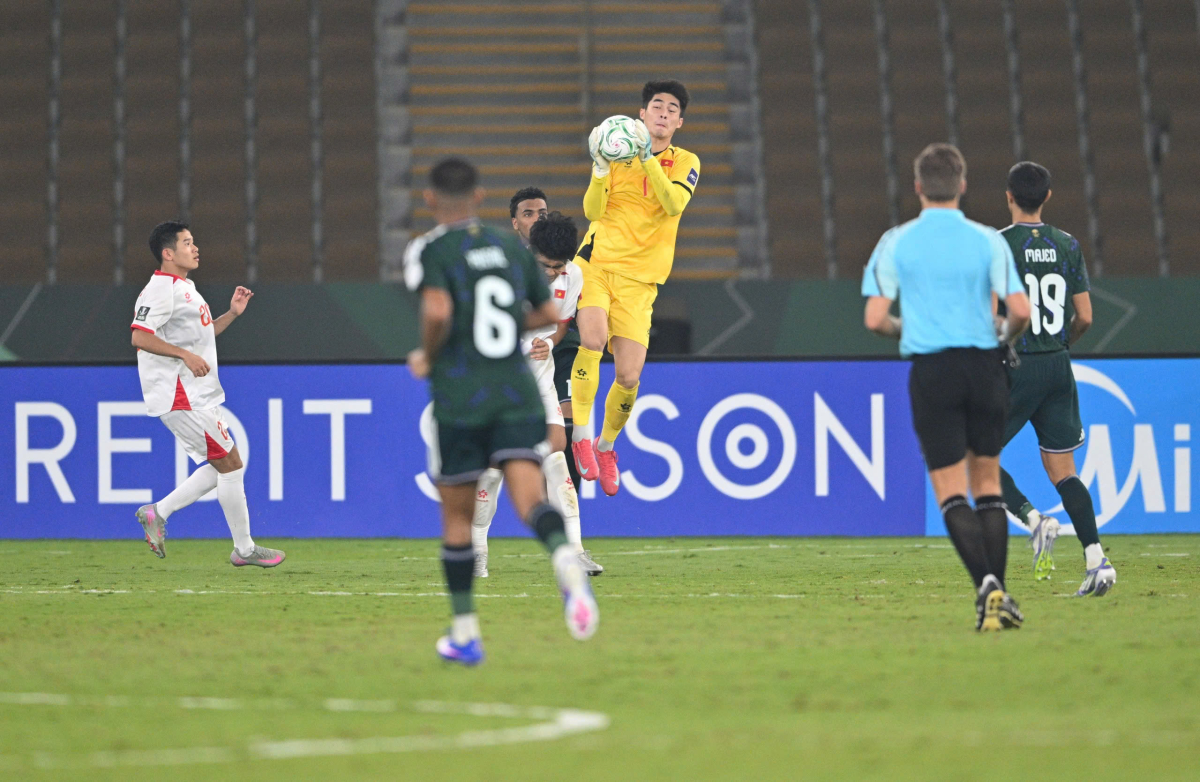 Thủ môn Trung Kiên (vàng) trong trận gặp Arab Saudi, trên sân Prince Abdullah al-Faisal, thành phố Jeddah, Arab Saudi tối 12/1/2026. Ảnh: AFC