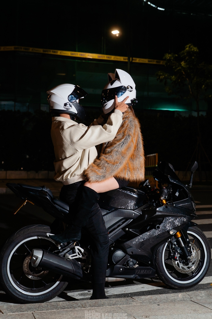 VIDEO: “Cơn sốt” quay phim cùng mô tô phân khối lớn trên cầu Ba Son - Ảnh 4.