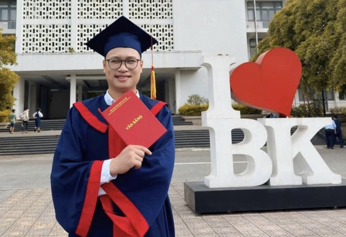 Sơn trong ngày tốt nghiệp ở Đại học Bách khoa Hà Nội. Ảnh: Nhân vật cung cấp
