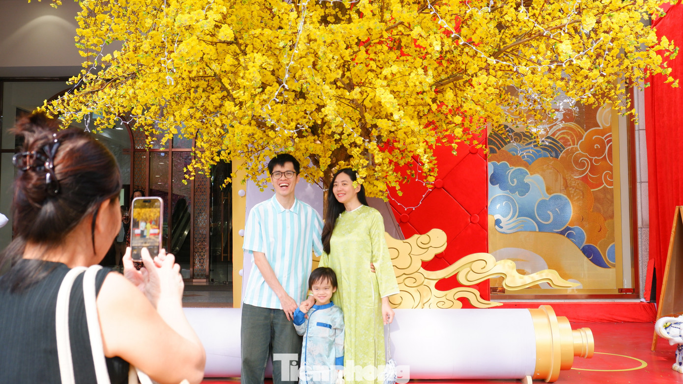 Phố phường TPHCM rộn ràng sắc xuân từ rất sớm- Ảnh 2.