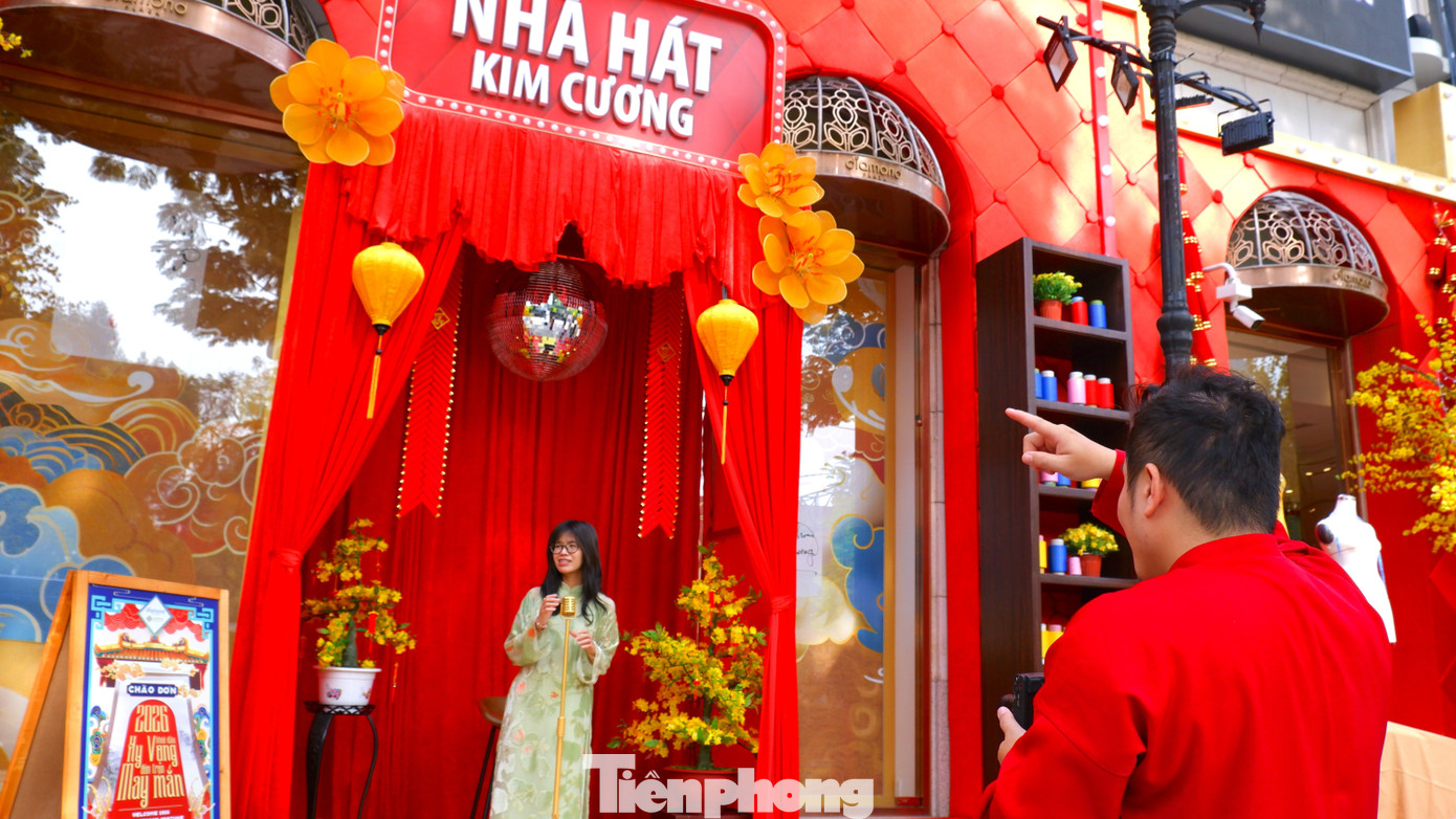 Phố phường TPHCM rộn ràng sắc xuân từ rất sớm- Ảnh 4.