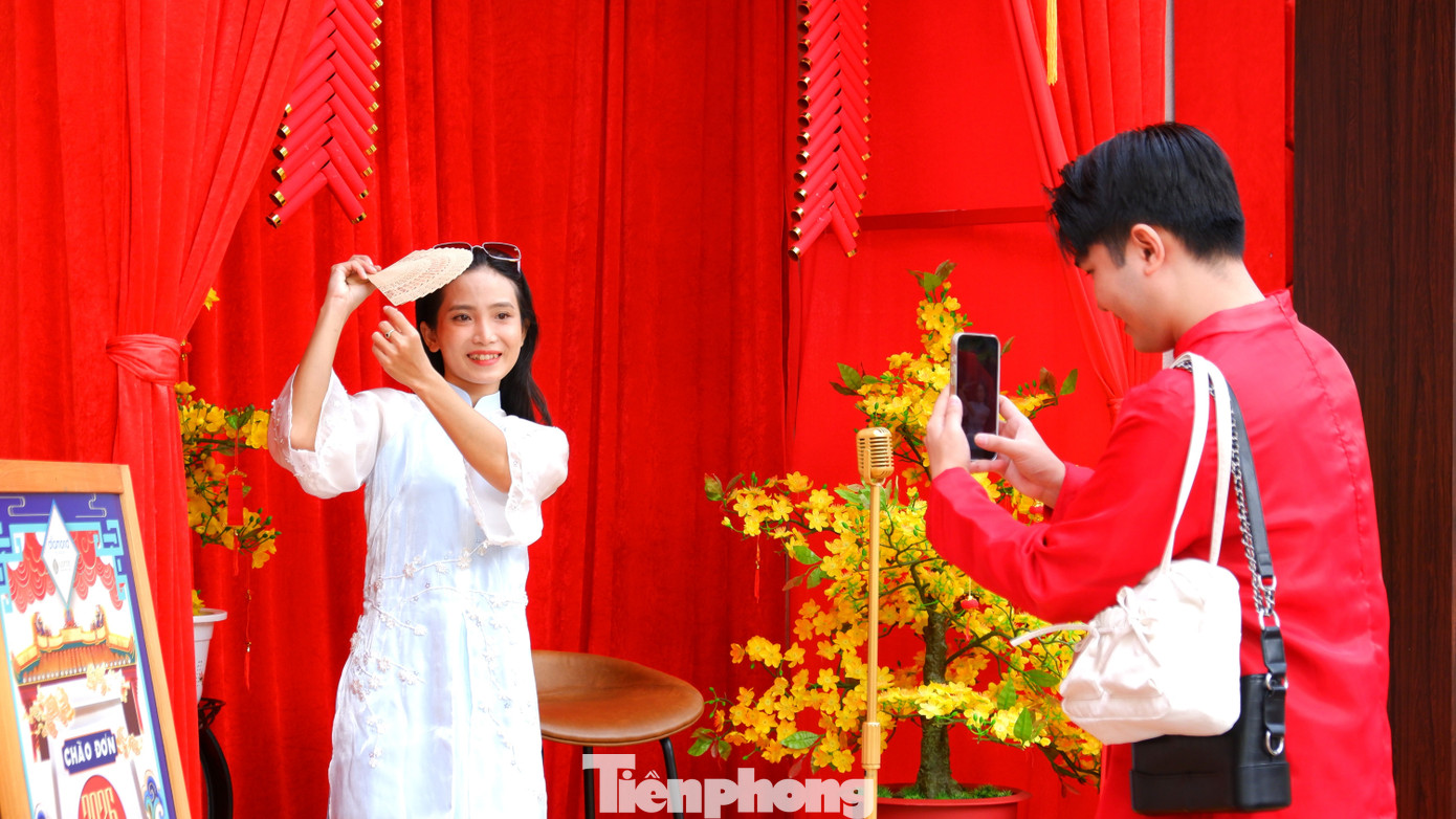 Phố phường TPHCM rộn ràng sắc xuân từ rất sớm- Ảnh 3.