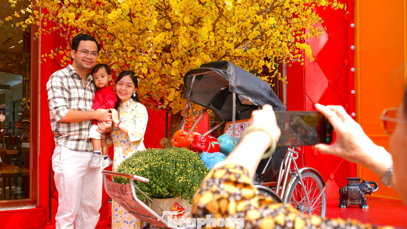 Phố phường TPHCM rộn ràng sắc xuân từ rất sớm- Ảnh 5.